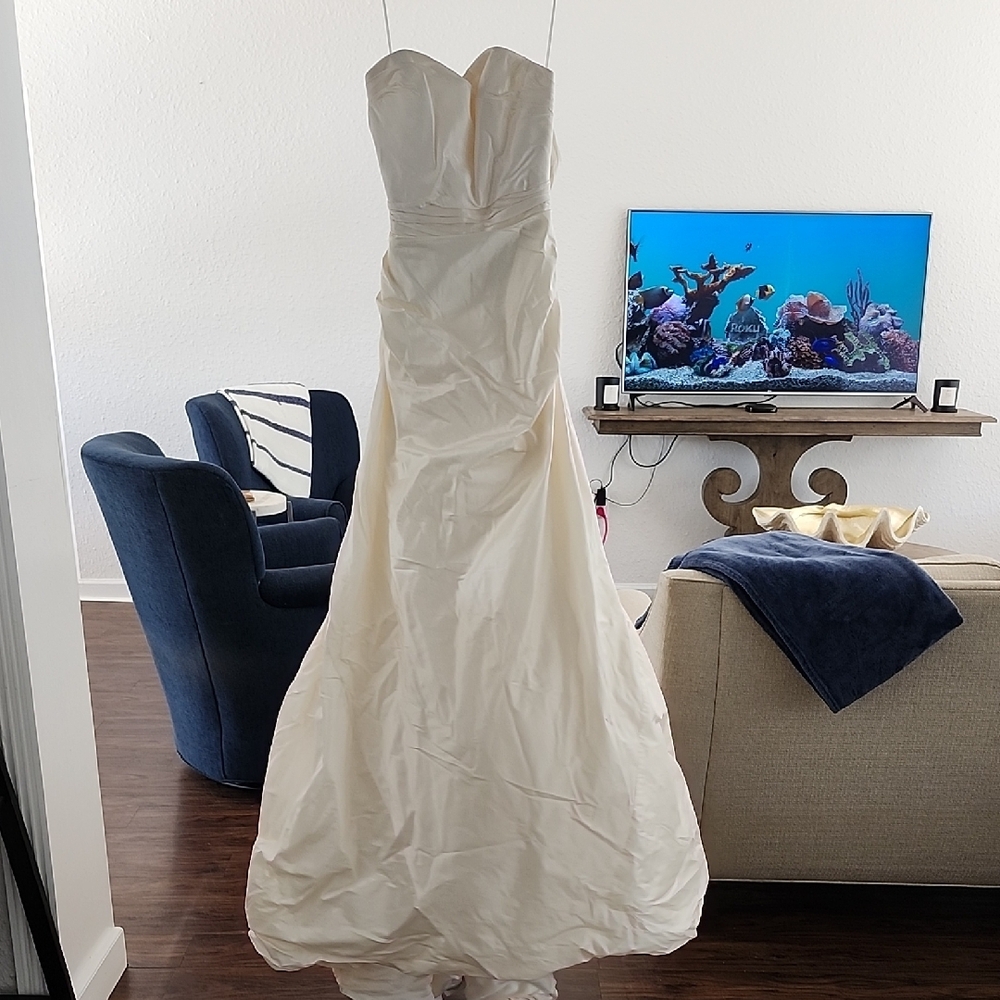 Elegant Strapless Wedding Gown